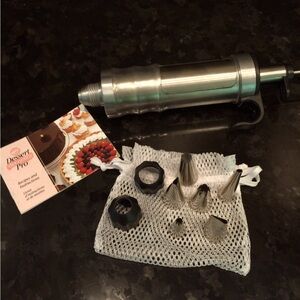 Wilton cake decorating set